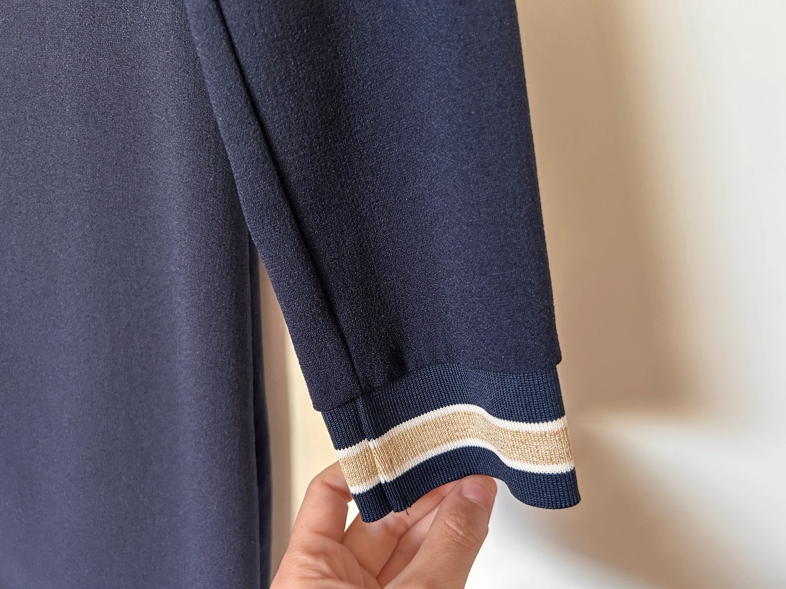 Vestido azul-marinho com decote em V – photo 3